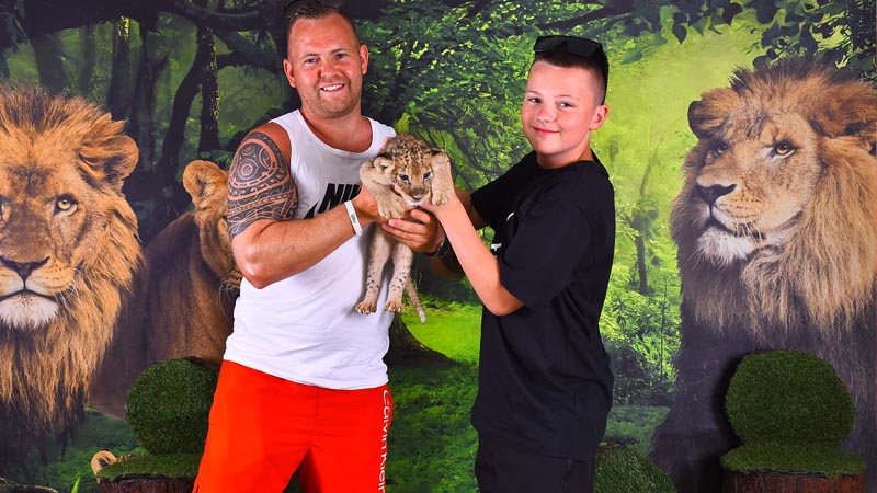 photo with lions